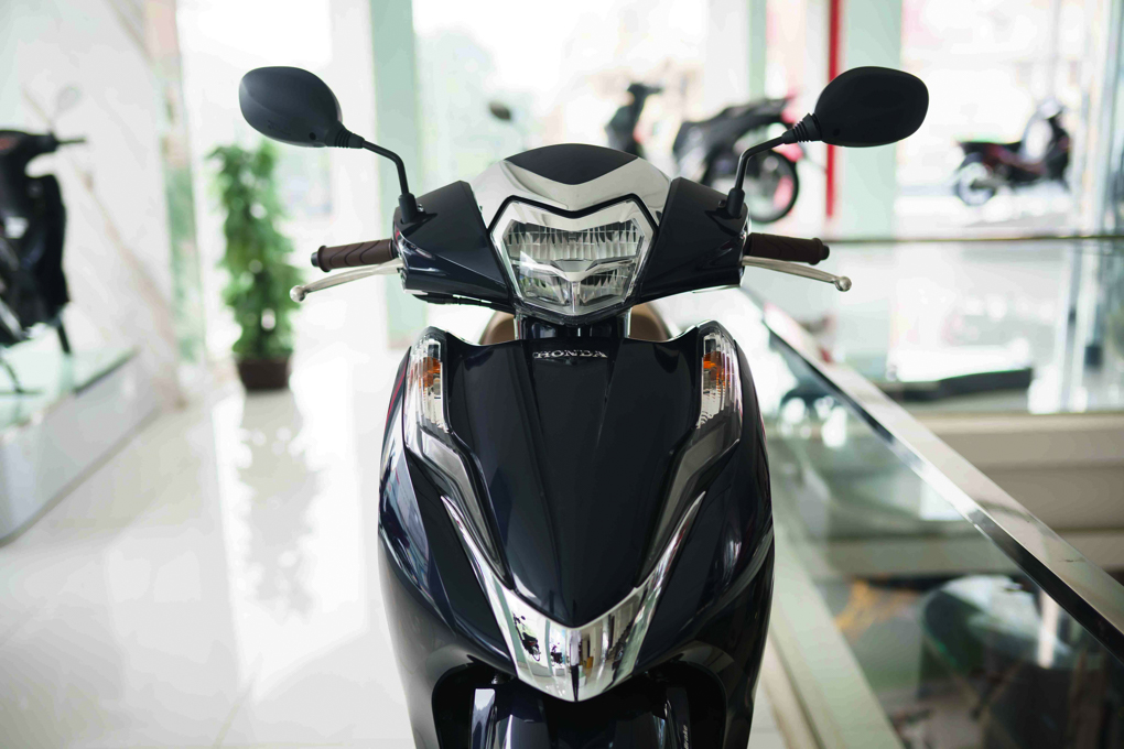 Phần đầu Honda Lead mới có thiết kế cụm đèn pha với ốp mạ crôm lớn Phần đầu Honda Lead mới có thiết kế cụm đèn pha với ốp mạ crôm lớn