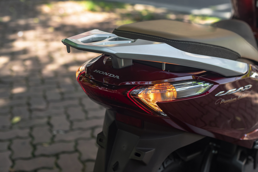 Phần đuôi xe Honda Lead 2021 với cụm đèn hậu LED thiết kế 2 tầng Phần đuôi xe Honda Lead 2021 với cụm đèn hậu LED thiết kế 2 tầng