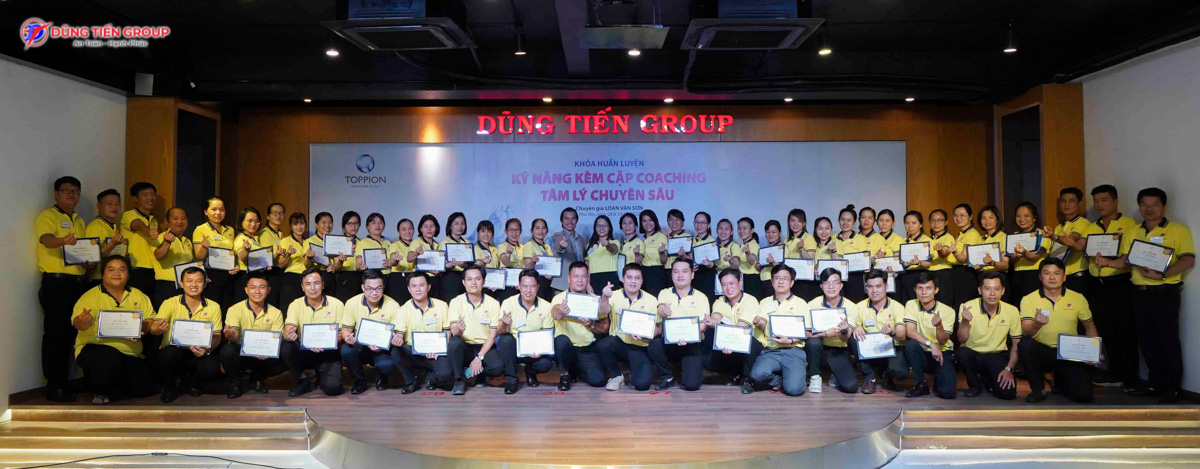 Chuyên gia Loan Văn Sơn trao giấy chứng nhận cho toàn thể ban quản lý sau khi hoàn thành khóa huấn luyện